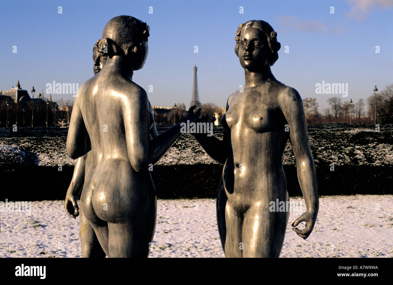 France, Paris, des statues de Maillol dans les jardins du Louvre en hiver Banque D'Images