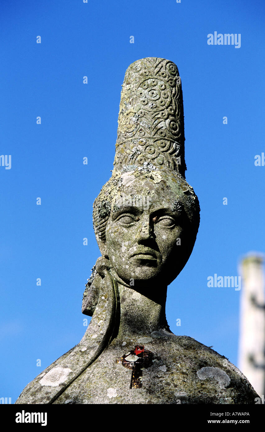La France, Finistère, Plozevzet, tête sculptée de Bigouden au sommet d'un menhir de granit Banque D'Images