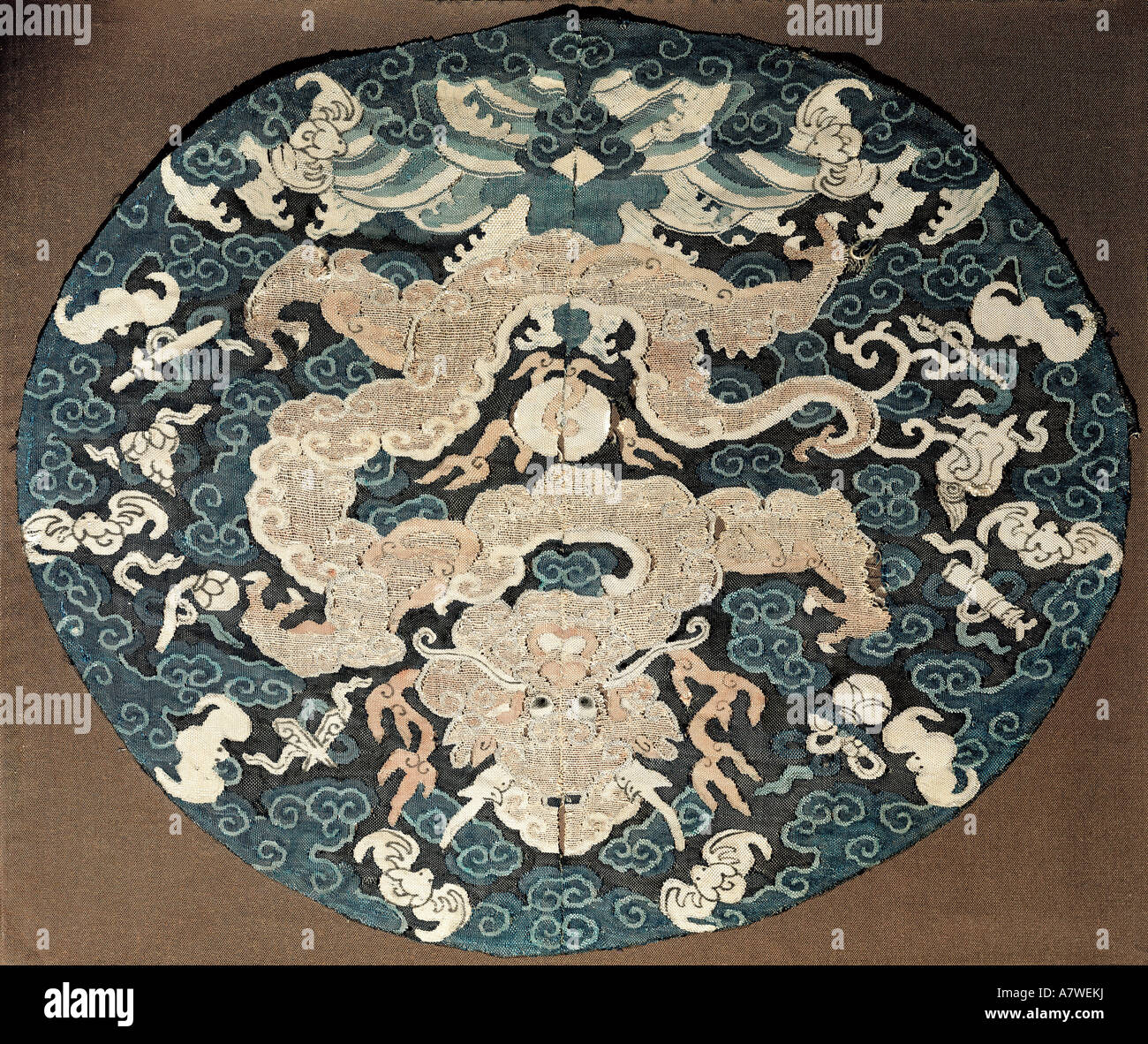 Beaux-arts, la Chine, le textile, avec dragon pearl cosmique, dynastie Ming, 1ère moitié 17e siècle, collection privée, l'artiste n'a pas d'auteur pour être effacé Banque D'Images