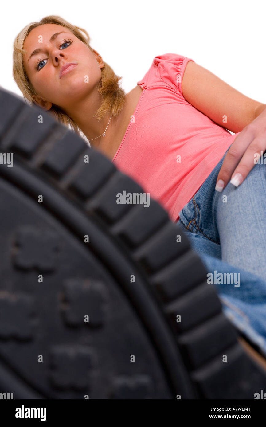 Une belle jeune femme aux cheveux blonds marcher sur le verre isolé studio shot Banque D'Images