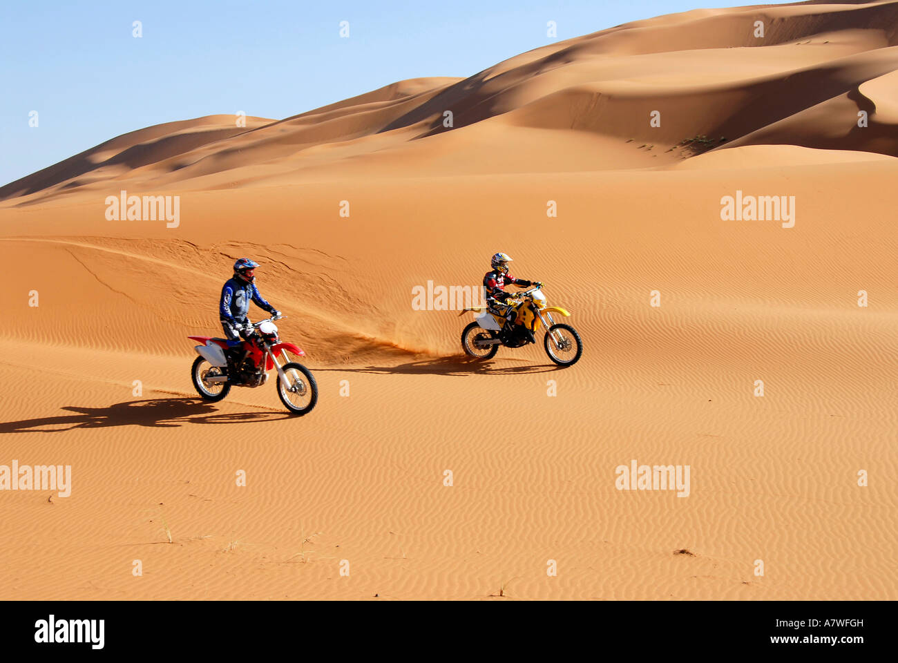 Deux coureurs Moto Cross dans les dunes de l'Erg Chebbi Merzouga Maroc Banque D'Images