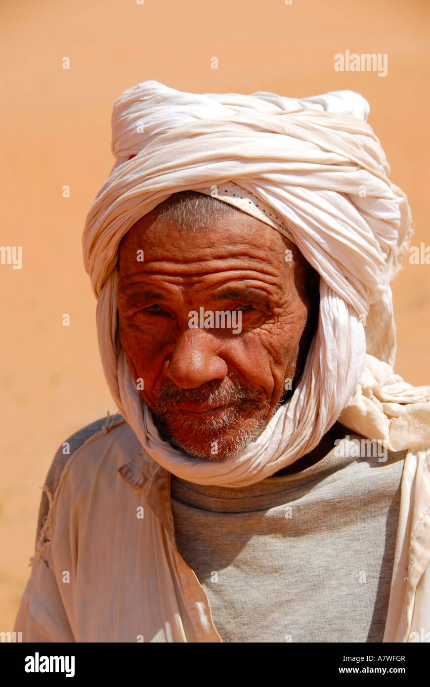 Portrait herder porte turban blanc Erg Chebbi Merzouga Maroc Banque D'Images