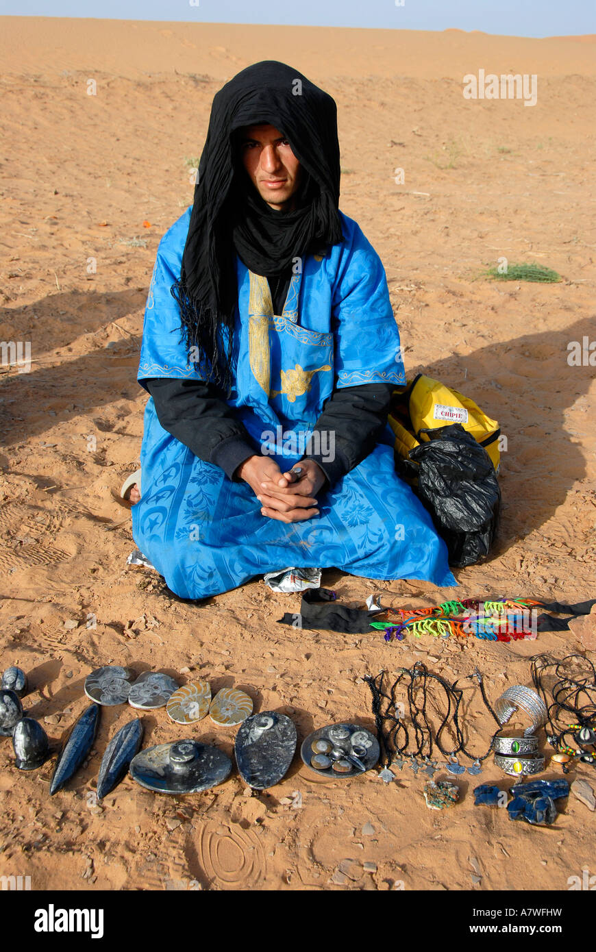 Vend des bijoux Touareg dans le désert Erg Chebbi Merzouga Maroc Photo  Stock - Alamy