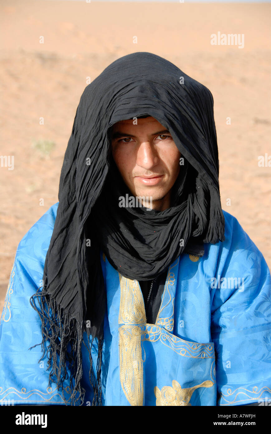 Touareg Portrait habillé de bleu robe et turban noir, Erg Chebbi Merzouga Maroc Banque D'Images