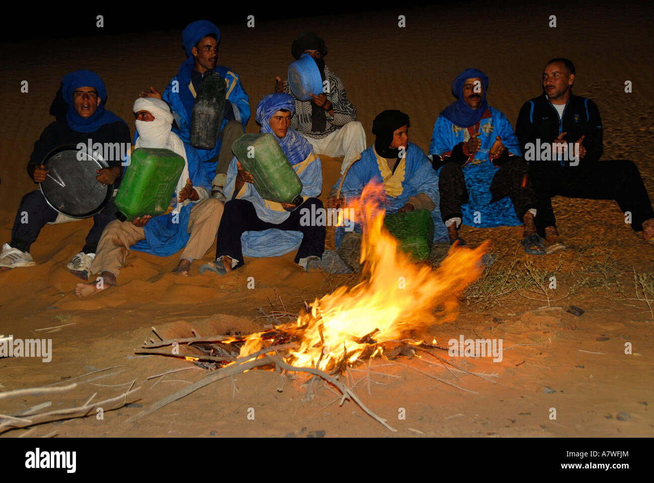 Groupe de jouer de la musique touareg sur le feu de camp à canisters Erg Chebbi Merzouga Maroc Banque D'Images