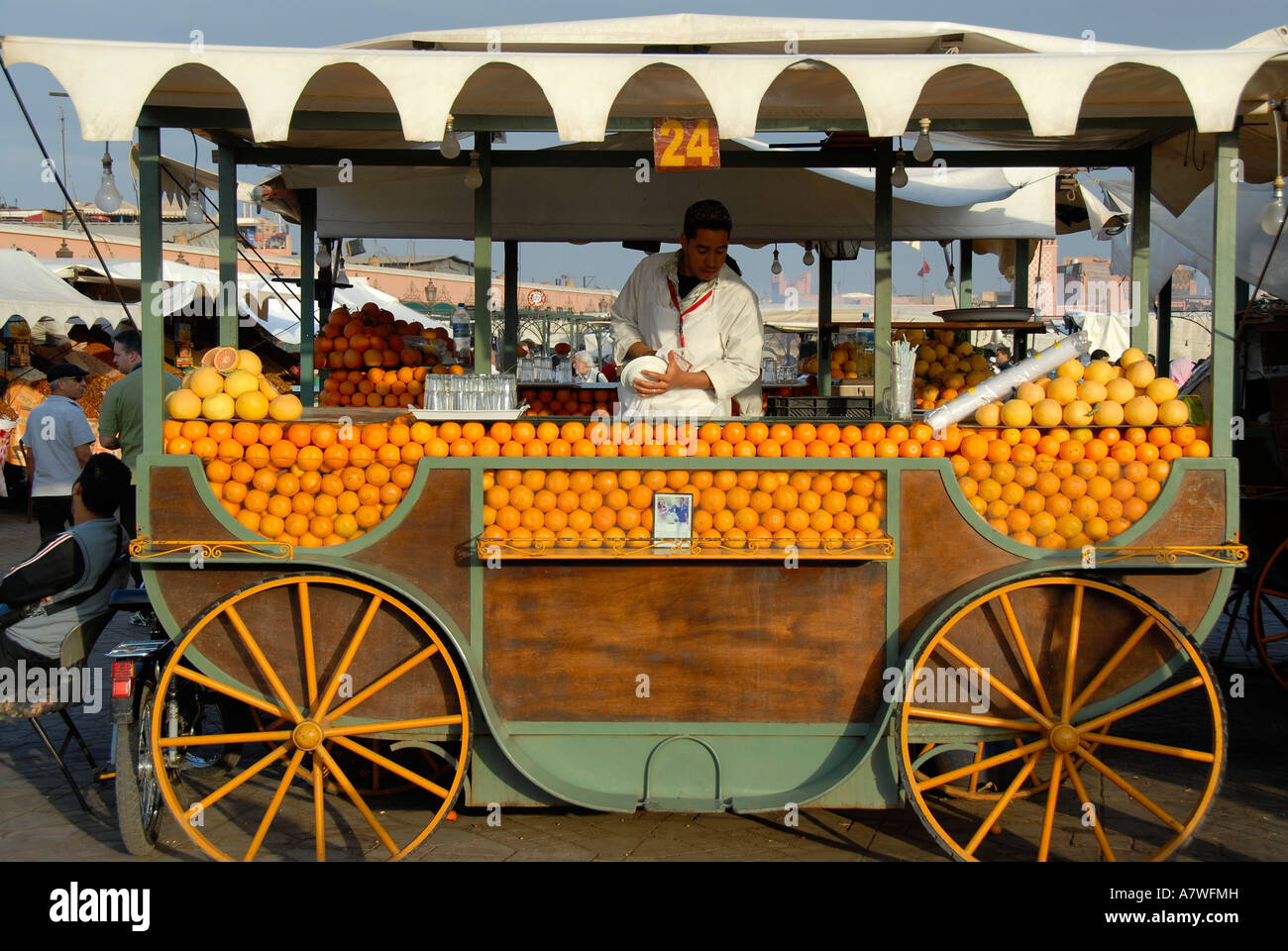 Vendeur d'Oranges et jus d'orange dans son échoppe de Djemaa el-fna Marrakech Maroc Banque D'Images