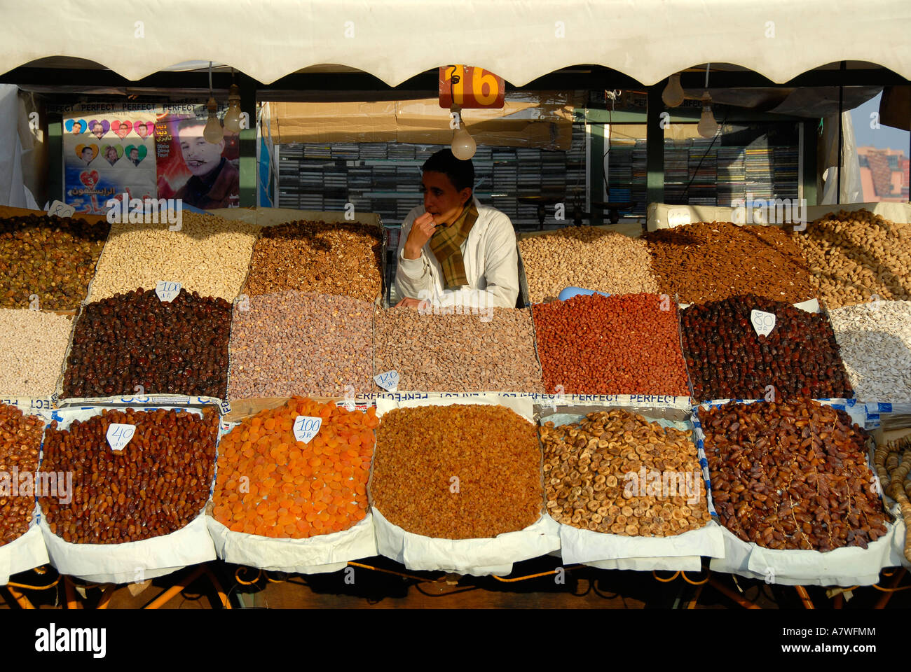 Vendeur de fruits secs et de noix dans son échoppe de Djemaa el-fna Marrakech Maroc Banque D'Images