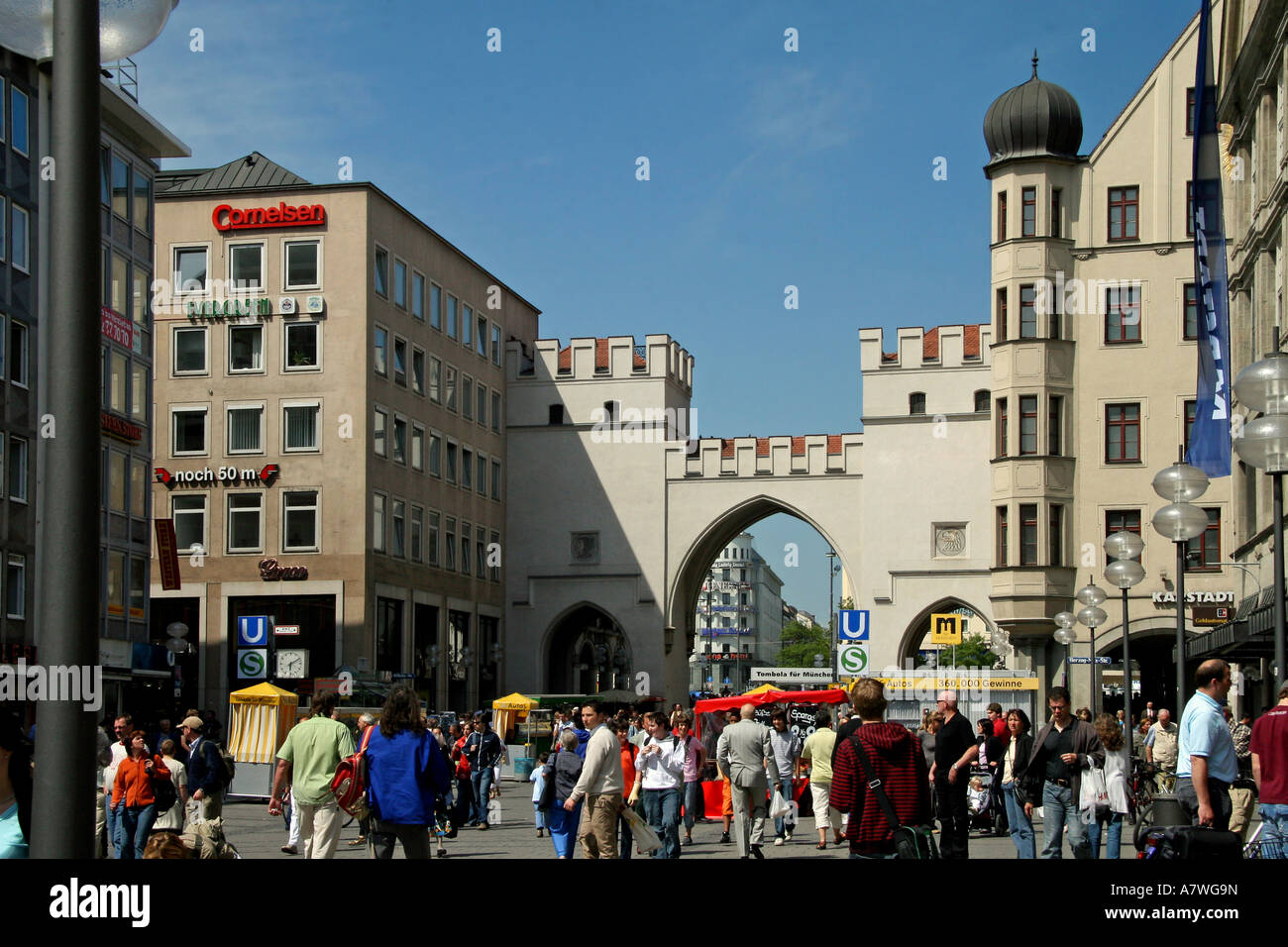 Karlstor, zone piétonne, Kaufingerstrasse, Munich, Bavière, Allemagne Banque D'Images