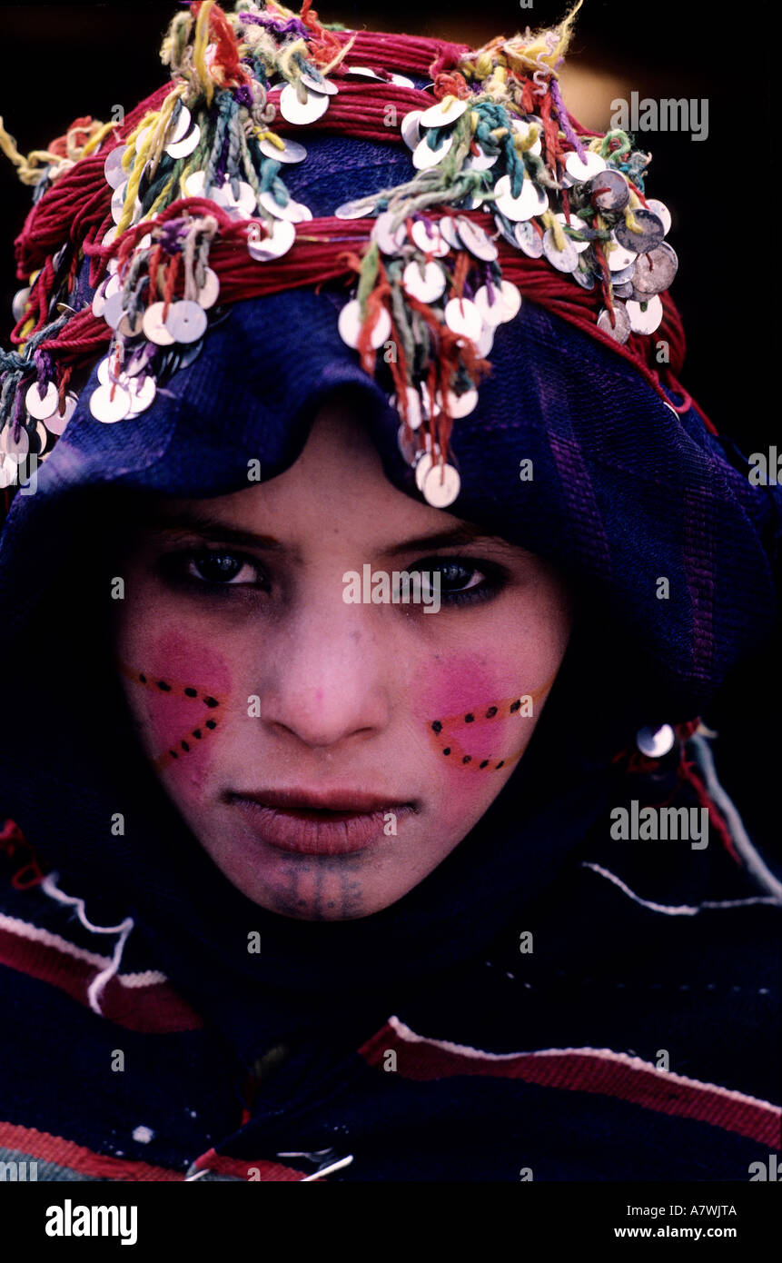 Le Maroc, Haut Atlas, Imilchil, jeune fille berbère des Aït Haddidou durant la tribu Moussem de mariage (festival) Banque D'Images