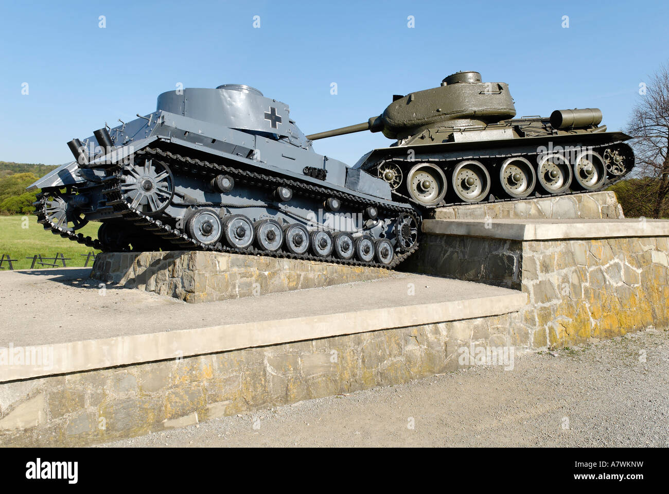 Réservoir allemand et russe, War Memorial à Sanok Pass, Slovaquie Banque D'Images