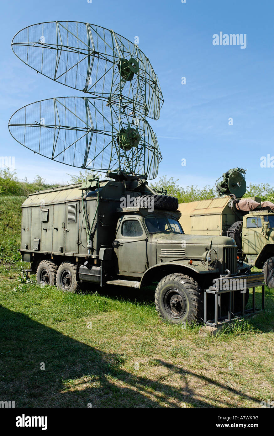 Vieux camion russe avec l'antenne radar, Hongrie Banque D'Images