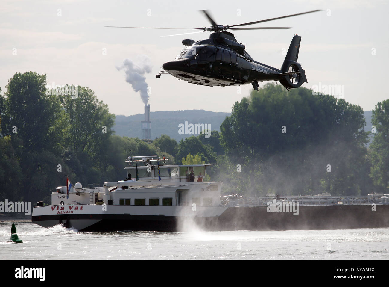 Des exercices d'hélicoptères de la police allemande de personnes d'une rivière Banque D'Images
