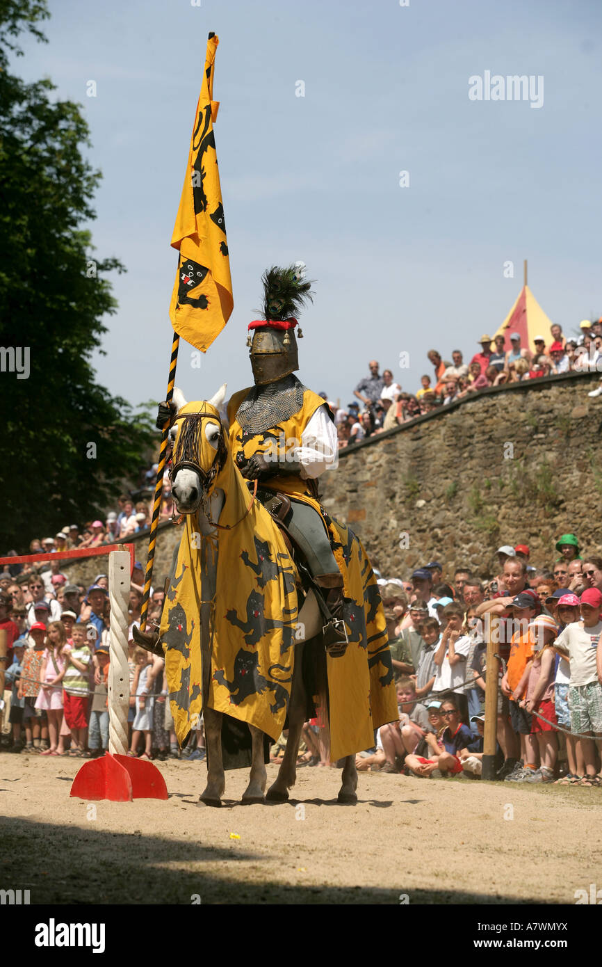 Chevalier à cheval au cours d'un show à la forteresse Ehrenbreitstein à Coblence, Rhénanie-Palatinat, Allemagne Banque D'Images