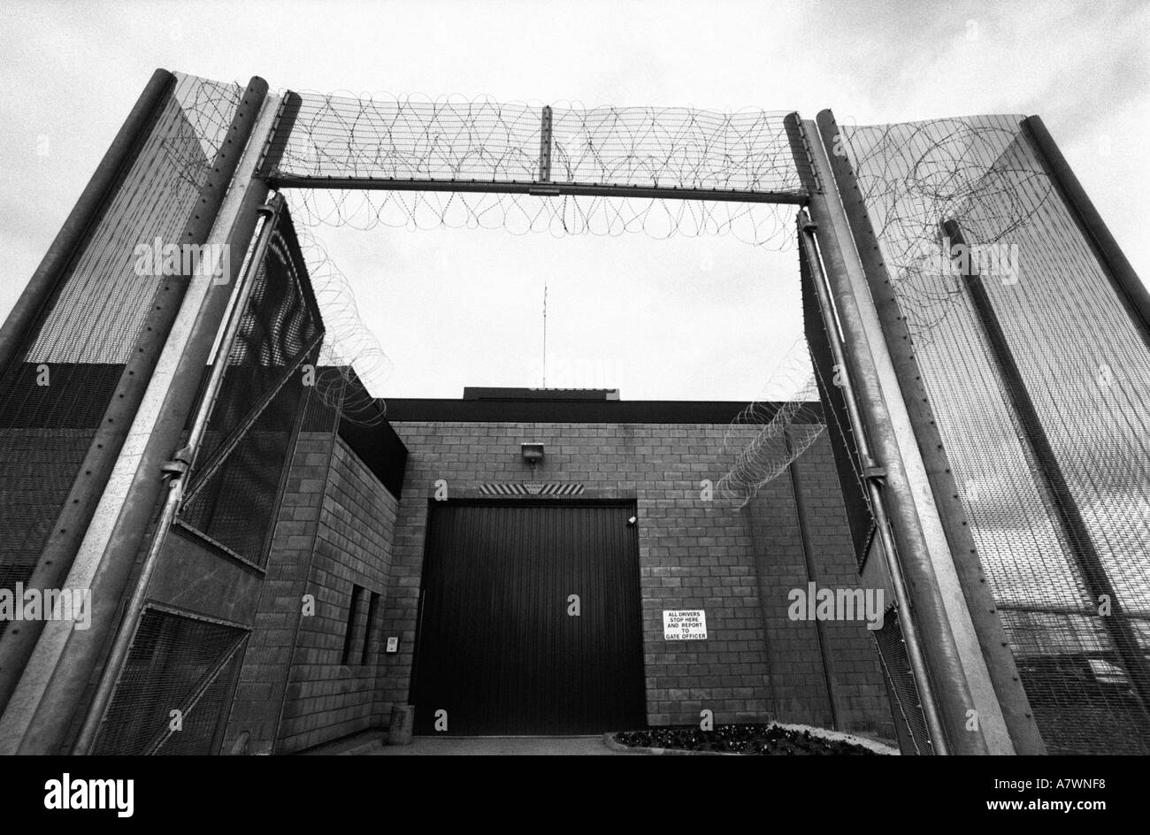 Portes d'entrée de la prison à une prison britannique Banque D'Images
