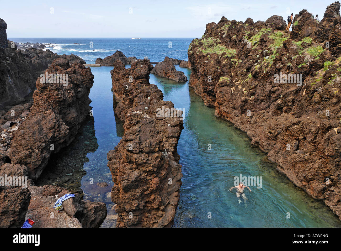 Une piscine naturelle protégée de la mer sauvage entre les roches volcaniques, Porto Moniz, Madeira, Portugal Banque D'Images