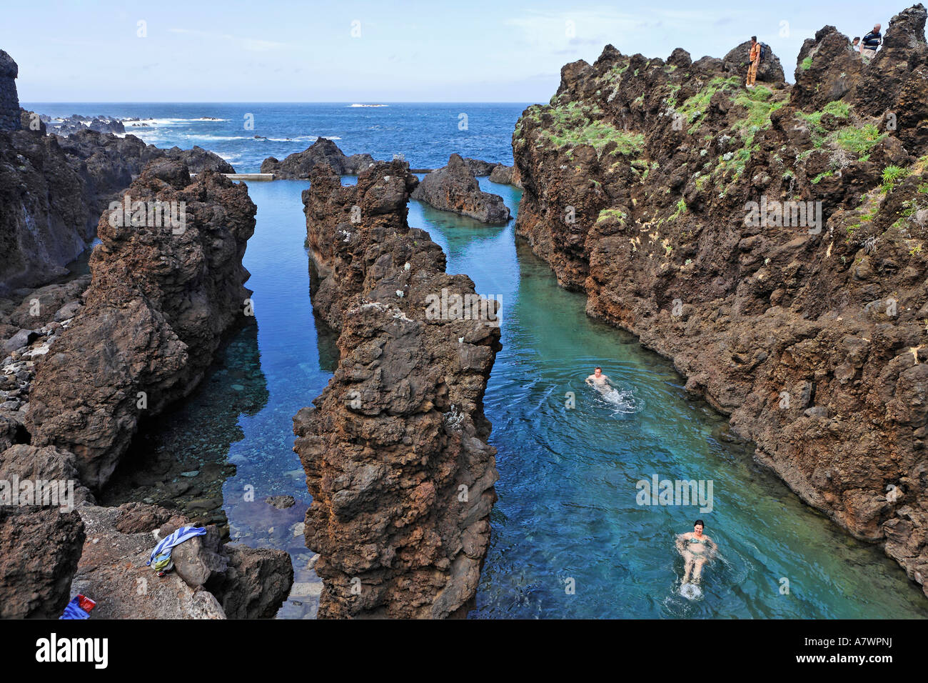 Une piscine naturelle protégée de la mer sauvage entre les roches volcaniques, Porto Moniz, Madeira, Portugal Banque D'Images
