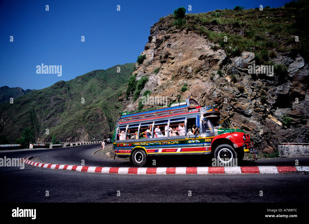 Le Pakistan, région du Nord, un bus à l'col Malakant Banque D'Images
