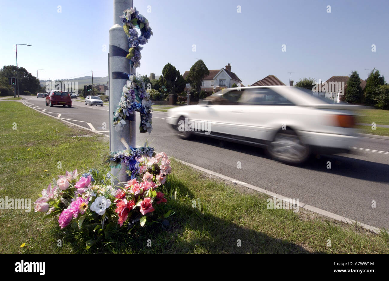 Un lieu de culte à un accident la tache noire sur la route A22, à Sussex Banque D'Images