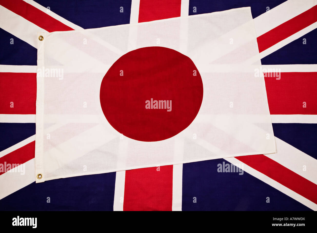 Drapeau japonais sur drapeau britannique Banque D'Images