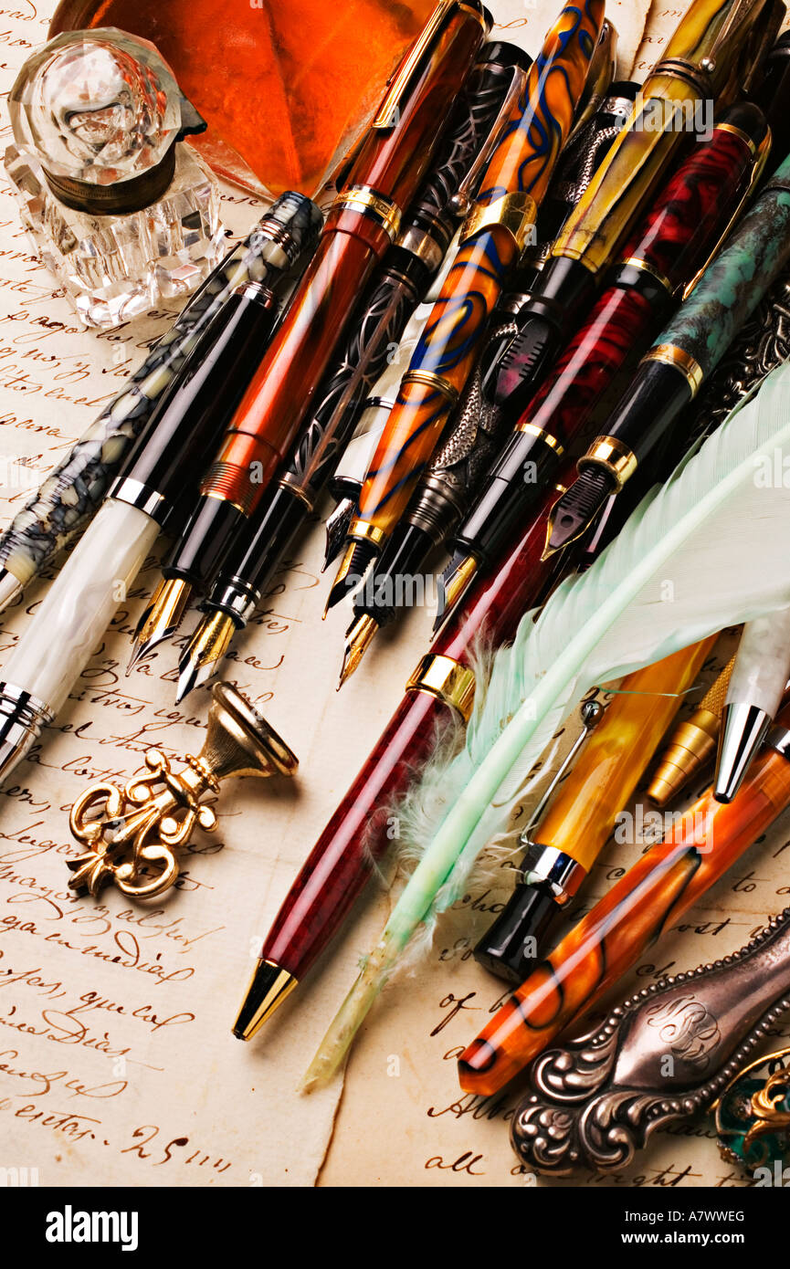 Les stylos et ancienne lettre avec de l'encre bien et le joint Banque D'Images