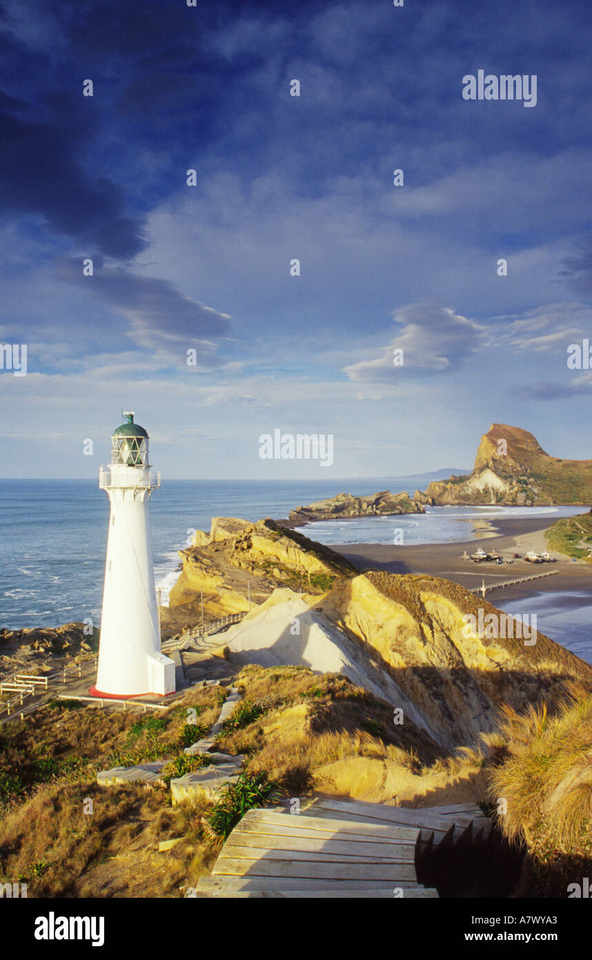 Haut phare sur falaise Banque D'Images