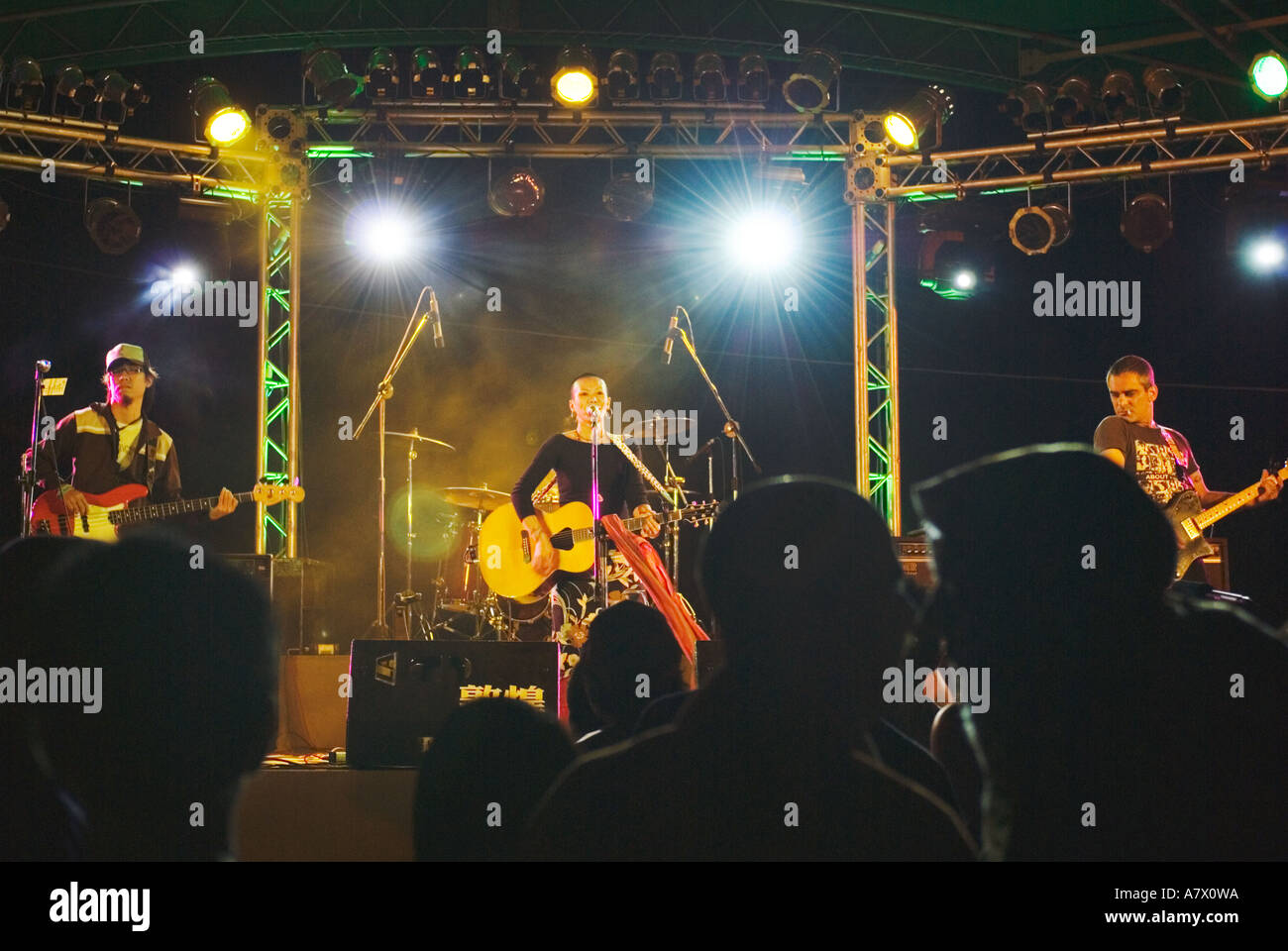 Groupe de Rock chinois Neon effectuant les concerts sur scène Chine Taiwan Kenting Banque D'Images