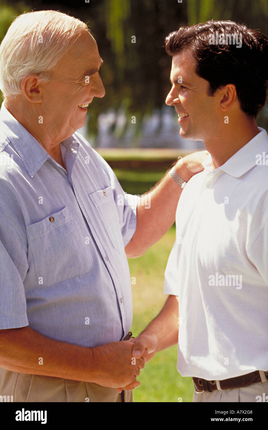 Portrait de vieux père et fils adultes shaking hands Banque D'Images