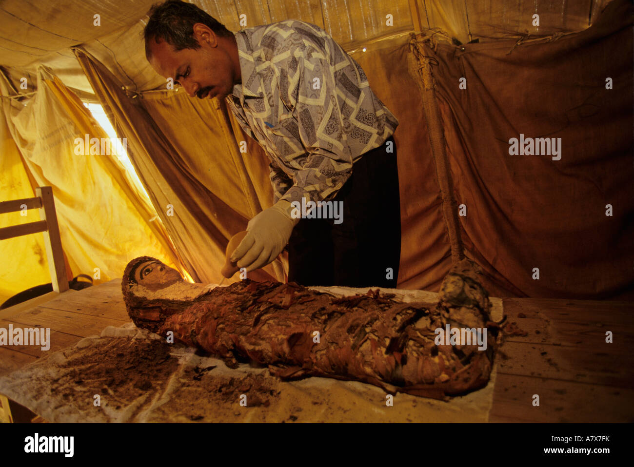 L'Égypte, Bahariya Oasis, Valley of the Golden Mummies, maman d'un garçon nettoyés par restaurateur Banque D'Images