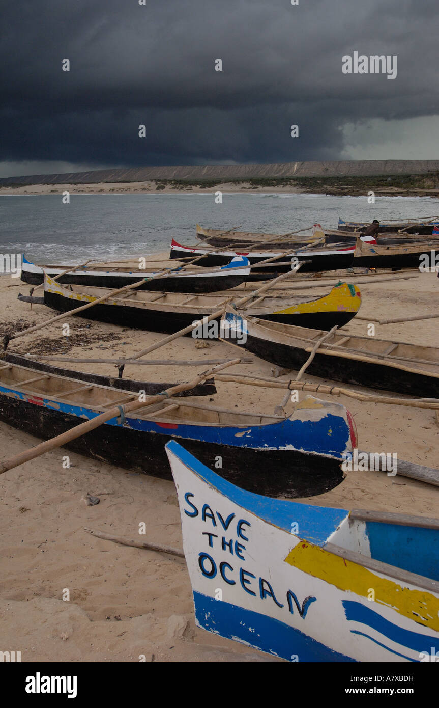 Piroque pirogue ou retour de la pêche et à gauche sur la plage pour la nuit Banque D'Images