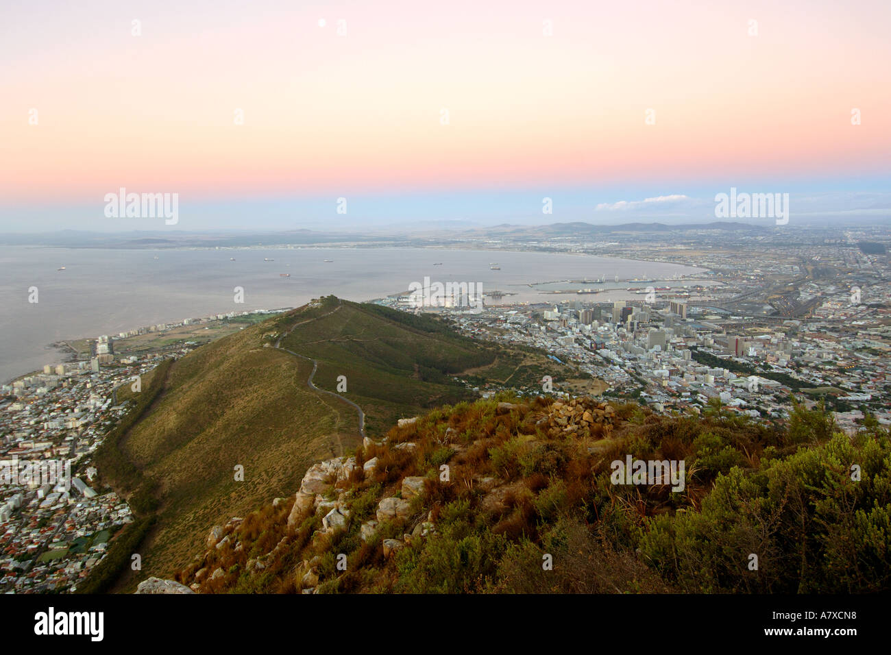 Vue de la ville de Cape Town et Signal Hill depuis le sommet de la tête de lion au crépuscule. Banque D'Images