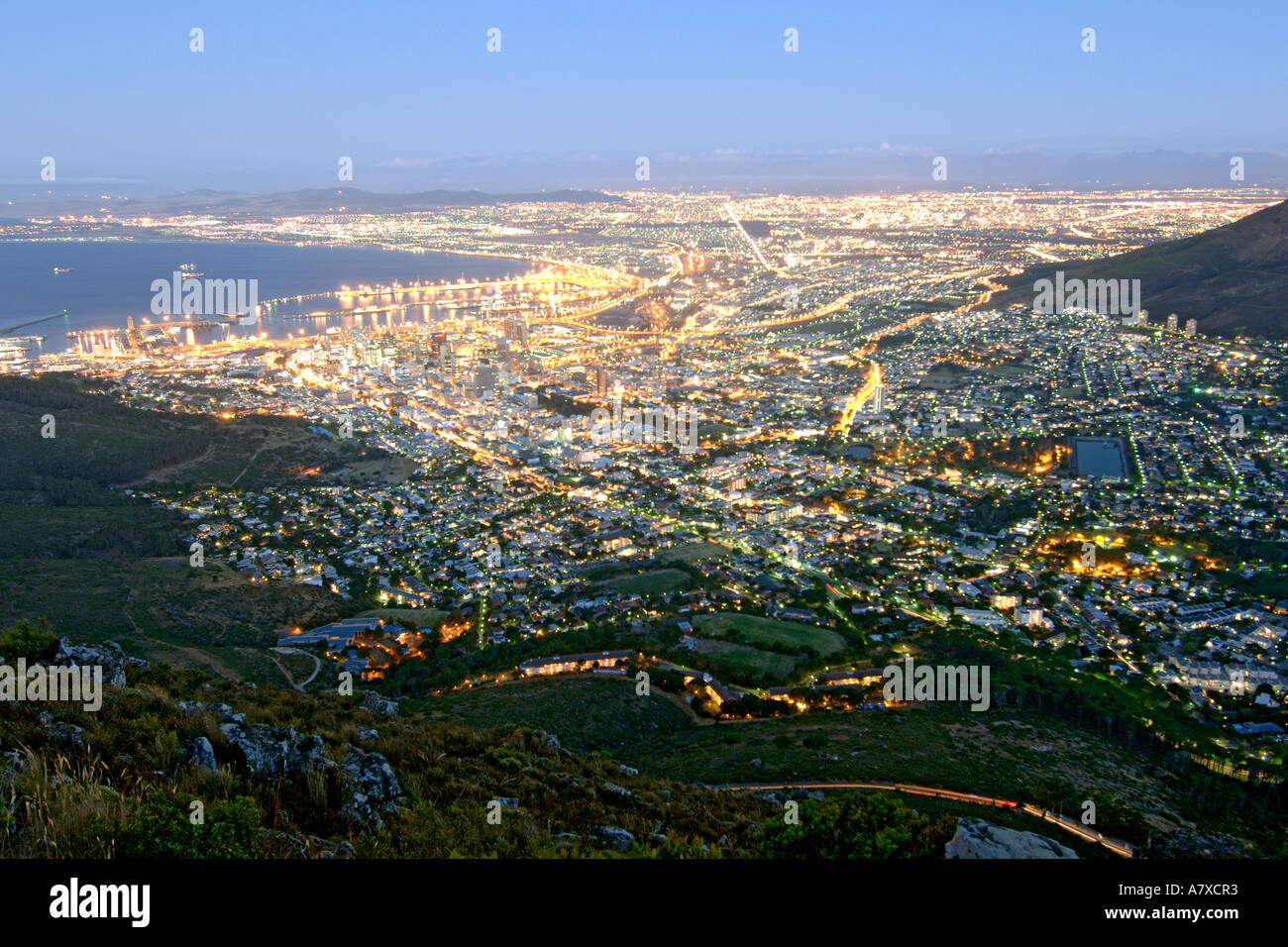 Vue de la ville de Cape Town et Signal Hill depuis le sommet de la tête de lion au crépuscule. Banque D'Images