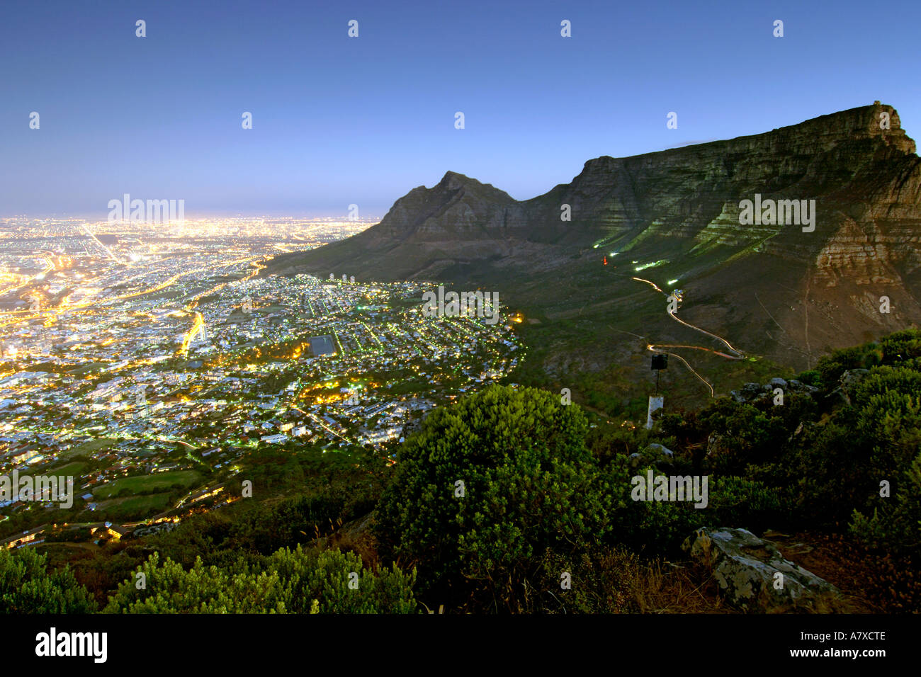 La montagne de la table et la ville du Cap vu depuis le sommet de la tête de lion au crépuscule. Banque D'Images