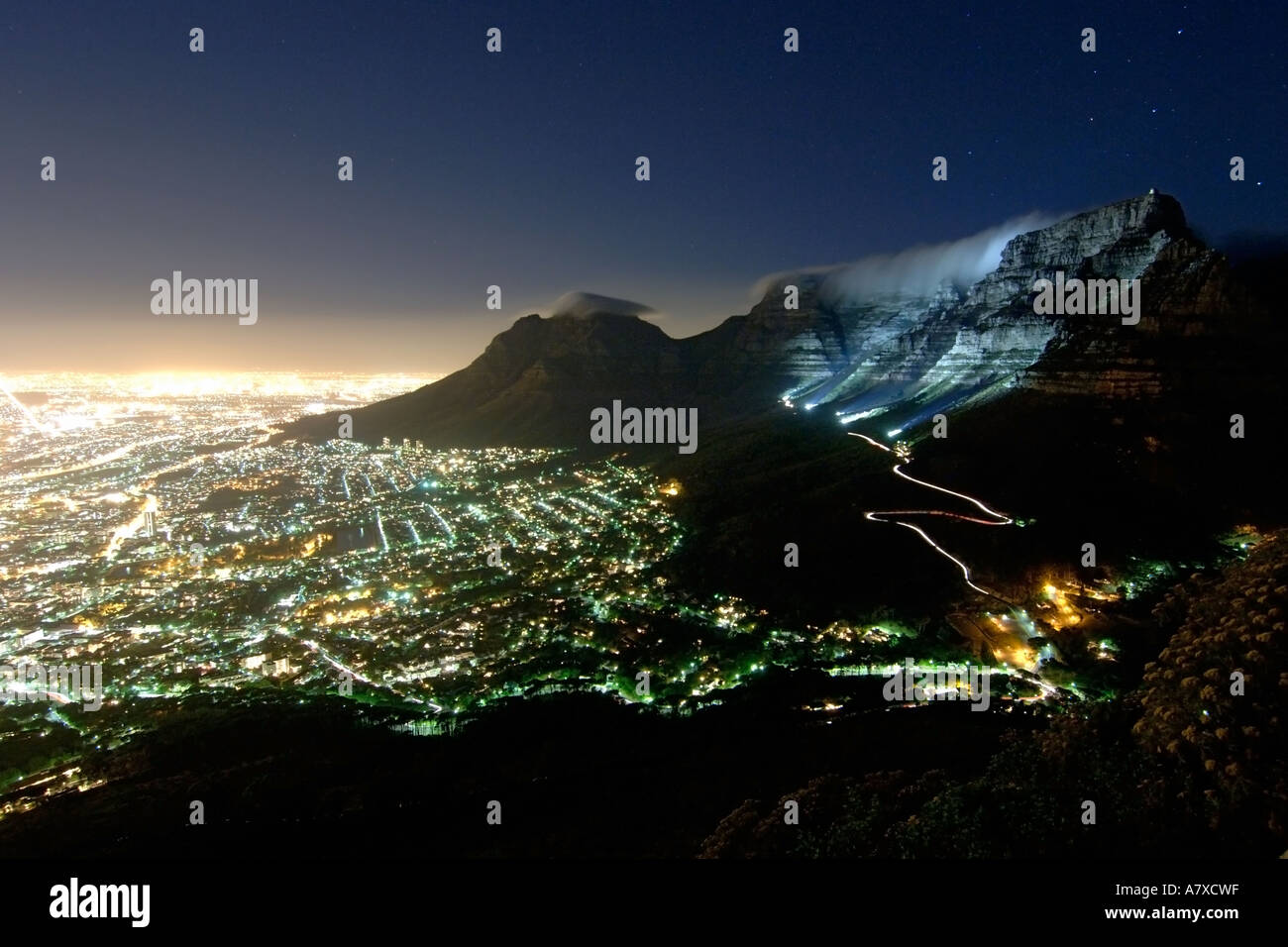 La montagne de la table et la ville du Cap sur une nuit de pleine lune. Banque D'Images