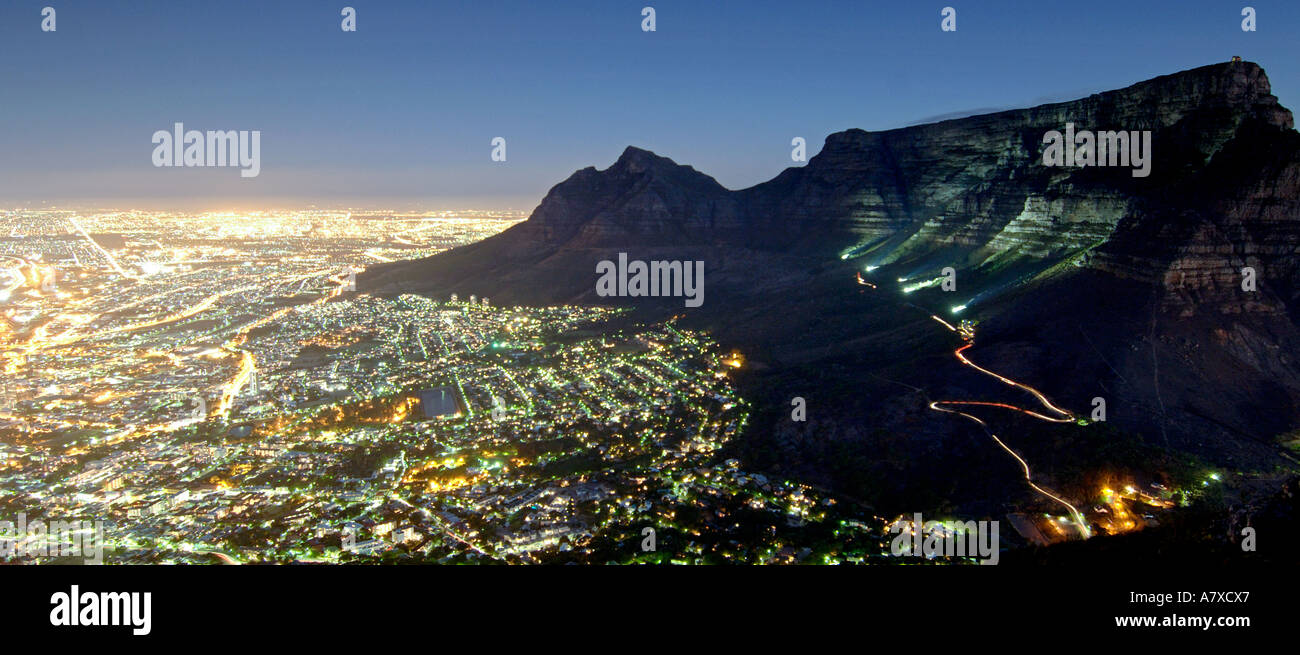 La montagne de la table et la ville du Cap sur une nuit de pleine lune. Banque D'Images