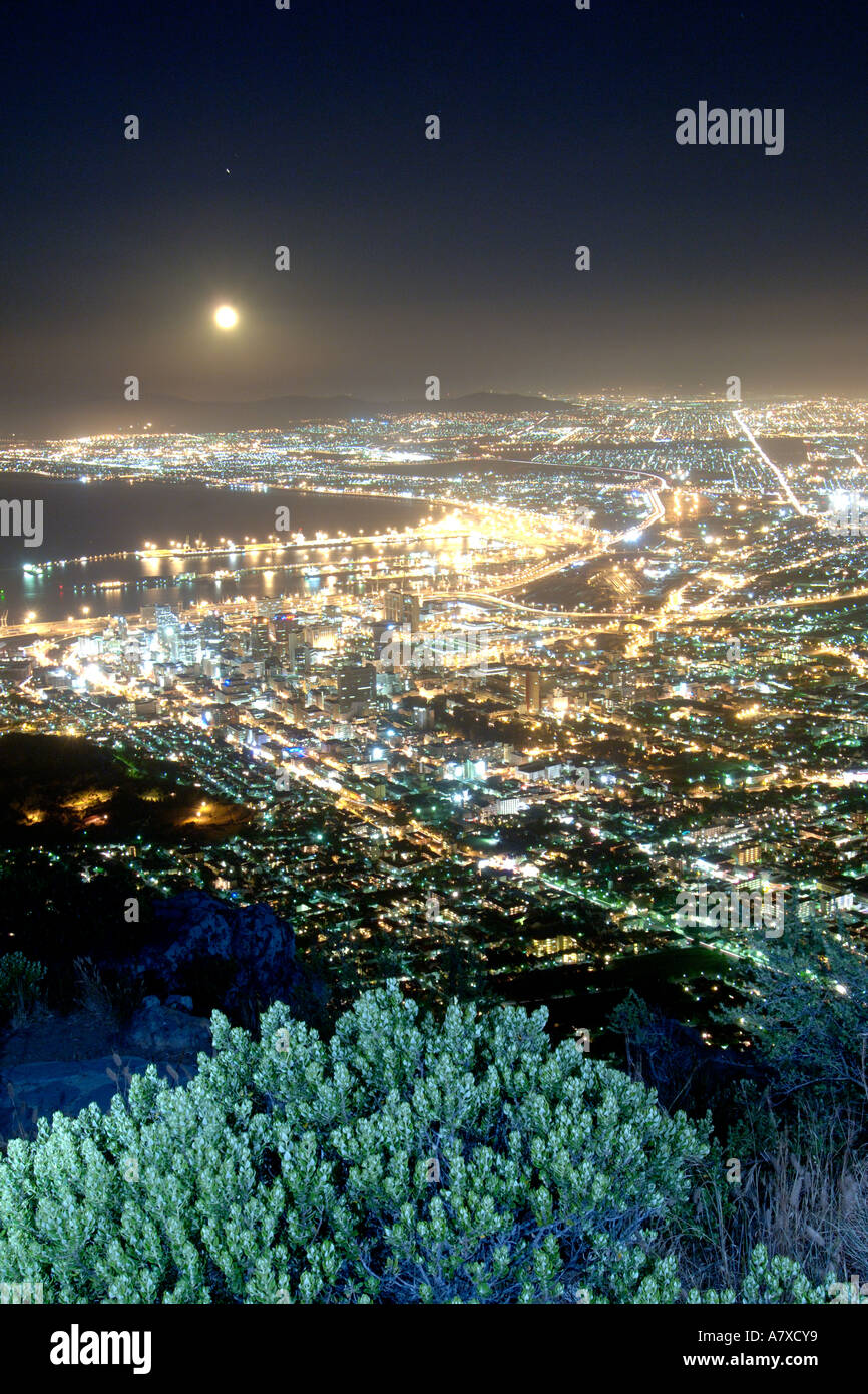 La Lune se levant au-dessus de la ville de Cape Town dans la nuit. Banque D'Images