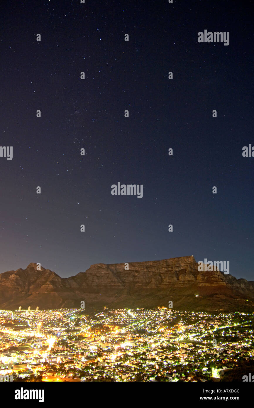 La montagne de la table et la ville du Cap sur une nuit de pleine lune. Banque D'Images