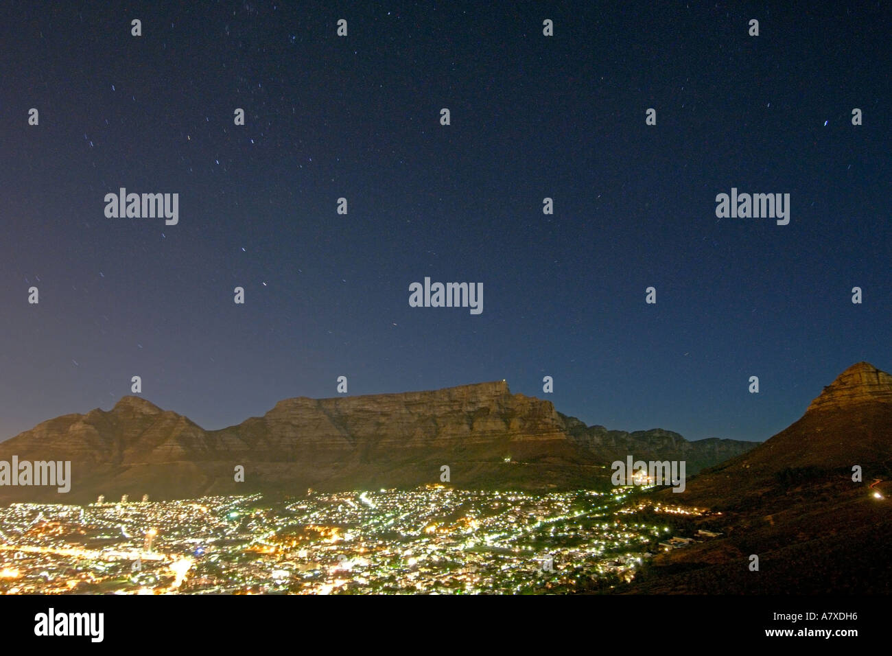 La montagne de la table et la ville du Cap sur une nuit de pleine lune. Banque D'Images