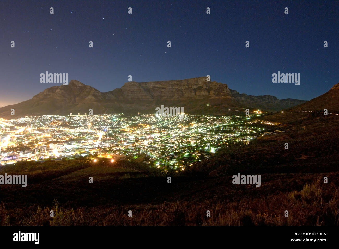 La montagne de la table et la ville du Cap sur une nuit de pleine lune. Banque D'Images