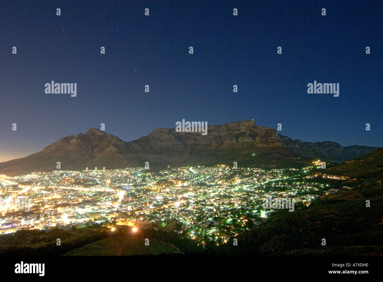 La montagne de la table et la ville du Cap sur une nuit de pleine lune. Banque D'Images