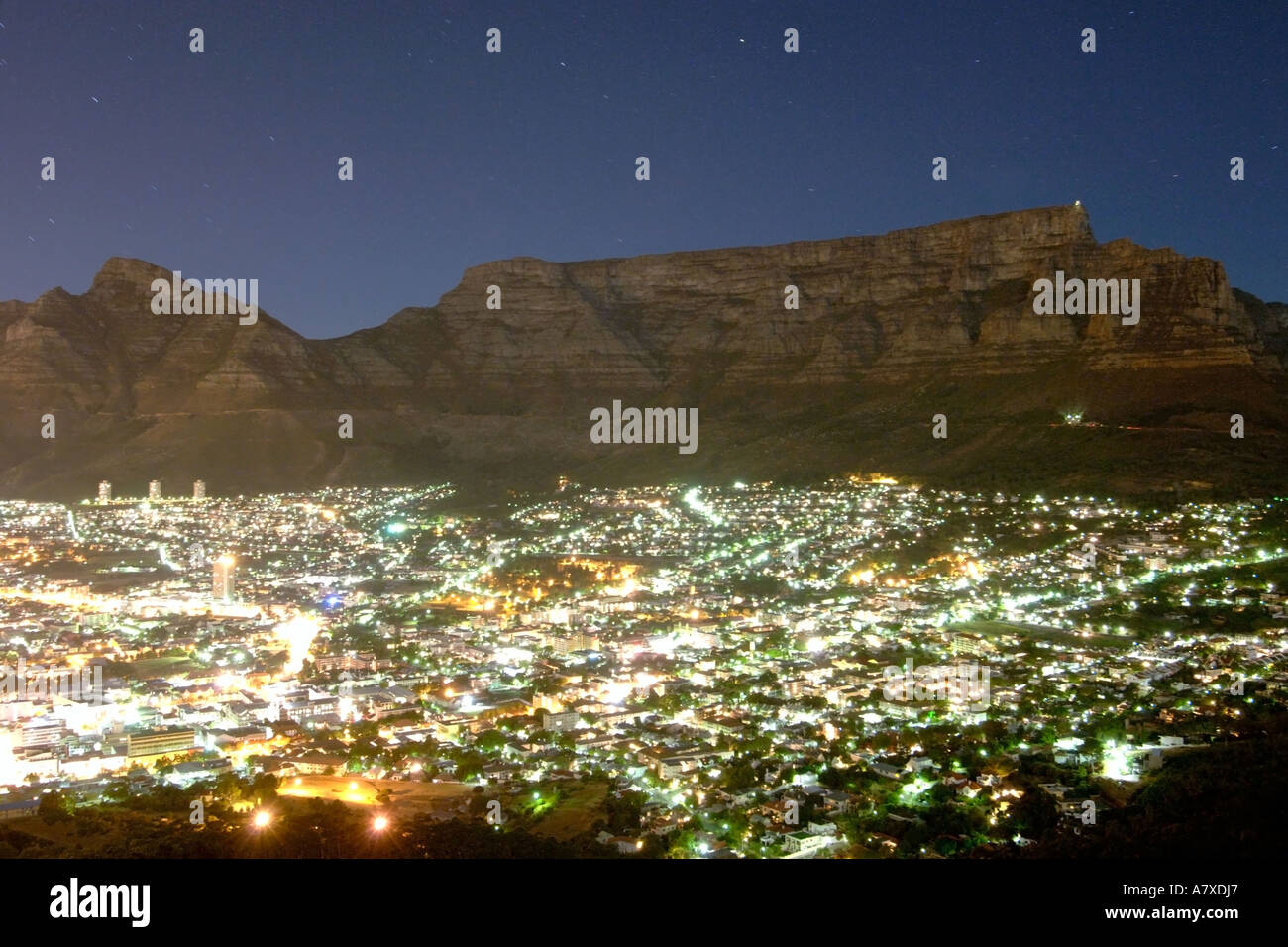 La montagne de la table et la ville du Cap sur une nuit de pleine lune. Banque D'Images