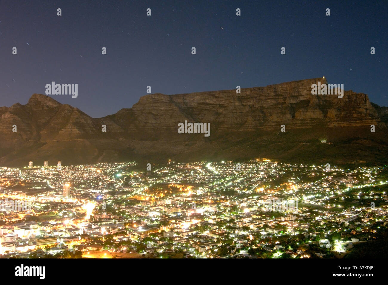 La montagne de la table et la ville du Cap sur une nuit de pleine lune. Banque D'Images