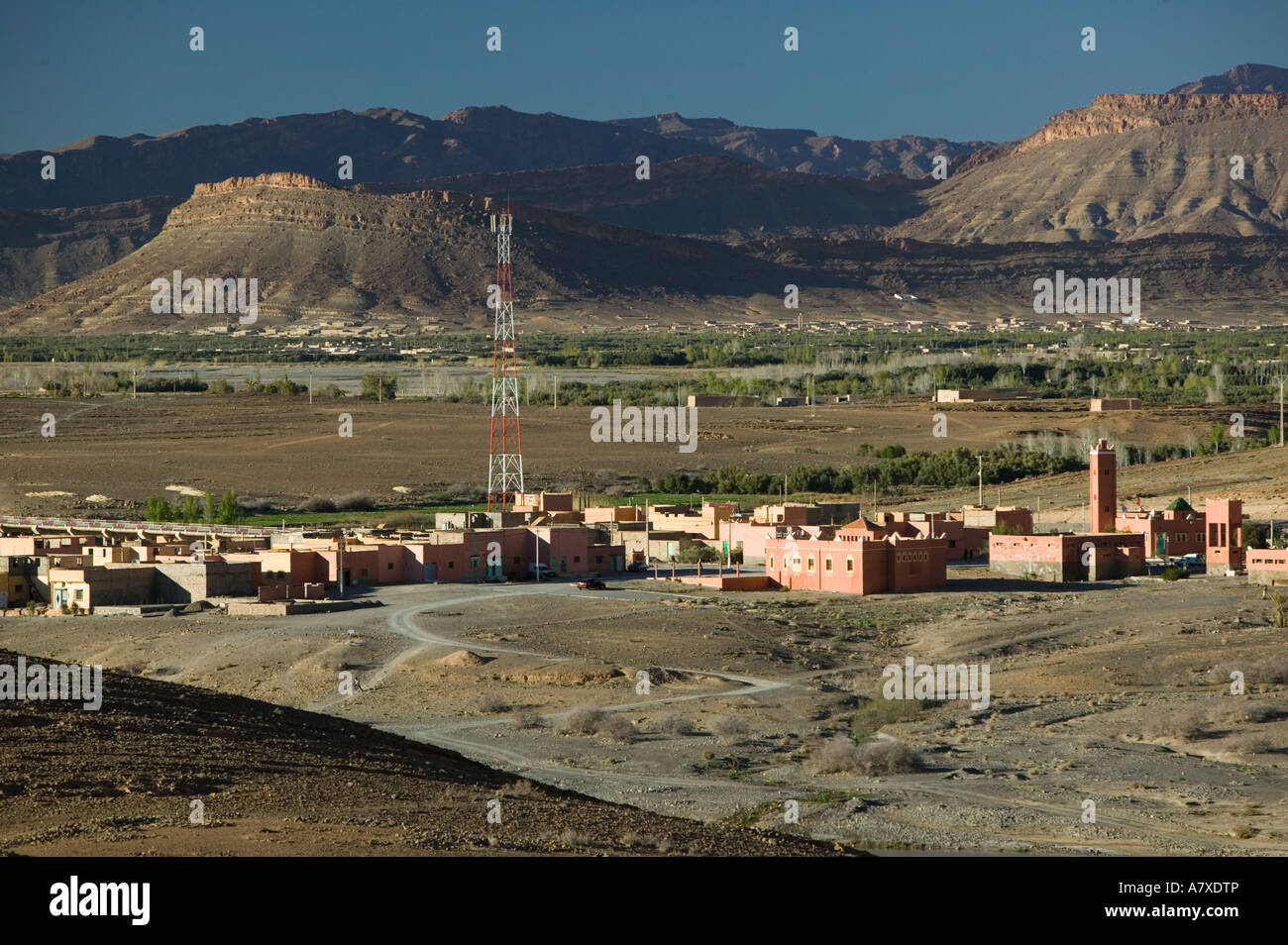 Le MAROC, Vallée de Ziz, riche : Station Thermale de bâtiments par les gorges du ZIZ (Station Thermal de Hamat Moulay Ali Cherif) Banque D'Images