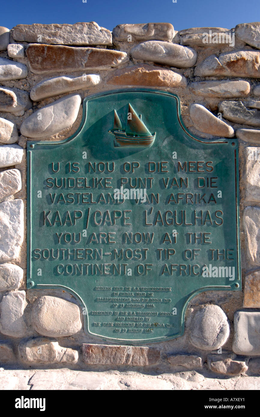 Le monument à cap Agulhas le point le plus au sud sur le continent africain il est inscrit en anglais et l'Afrikaans Banque D'Images