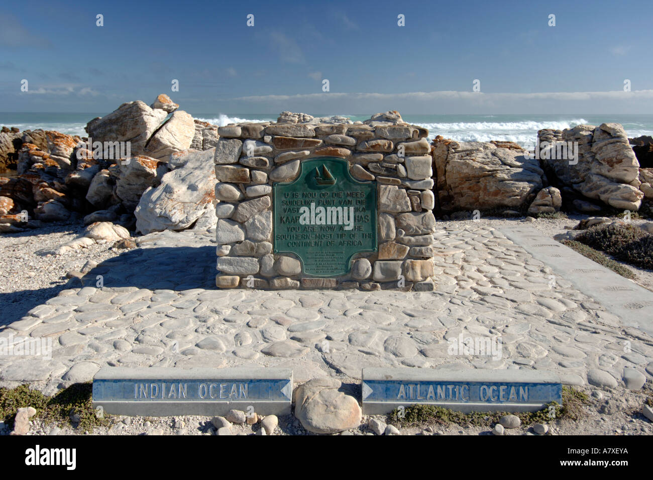 Le monument à cap Agulhas le point le plus au sud sur le continent africain il est inscrit en anglais et l'Afrikaans Banque D'Images