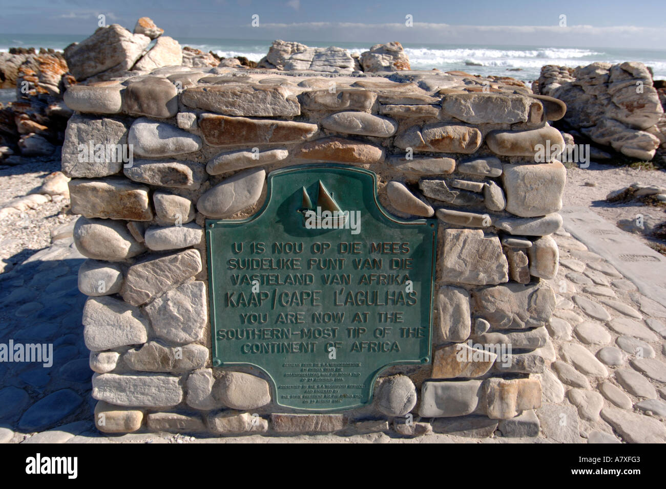 Le monument au cap Agulhas, le point le plus au sud sur le continent africain. Il est inscrit en anglais et l'Afrikaans. Banque D'Images