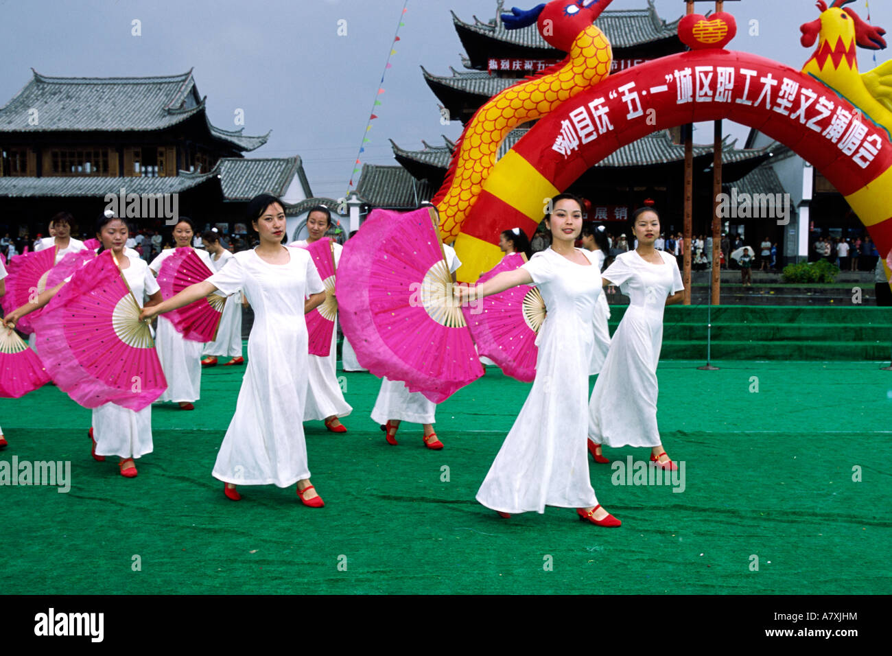 L'Asie, la Chine, le Yunnan, Région de Baoshan. Les jeunes femmes La danse à Tengchong Spring Festival Banque D'Images