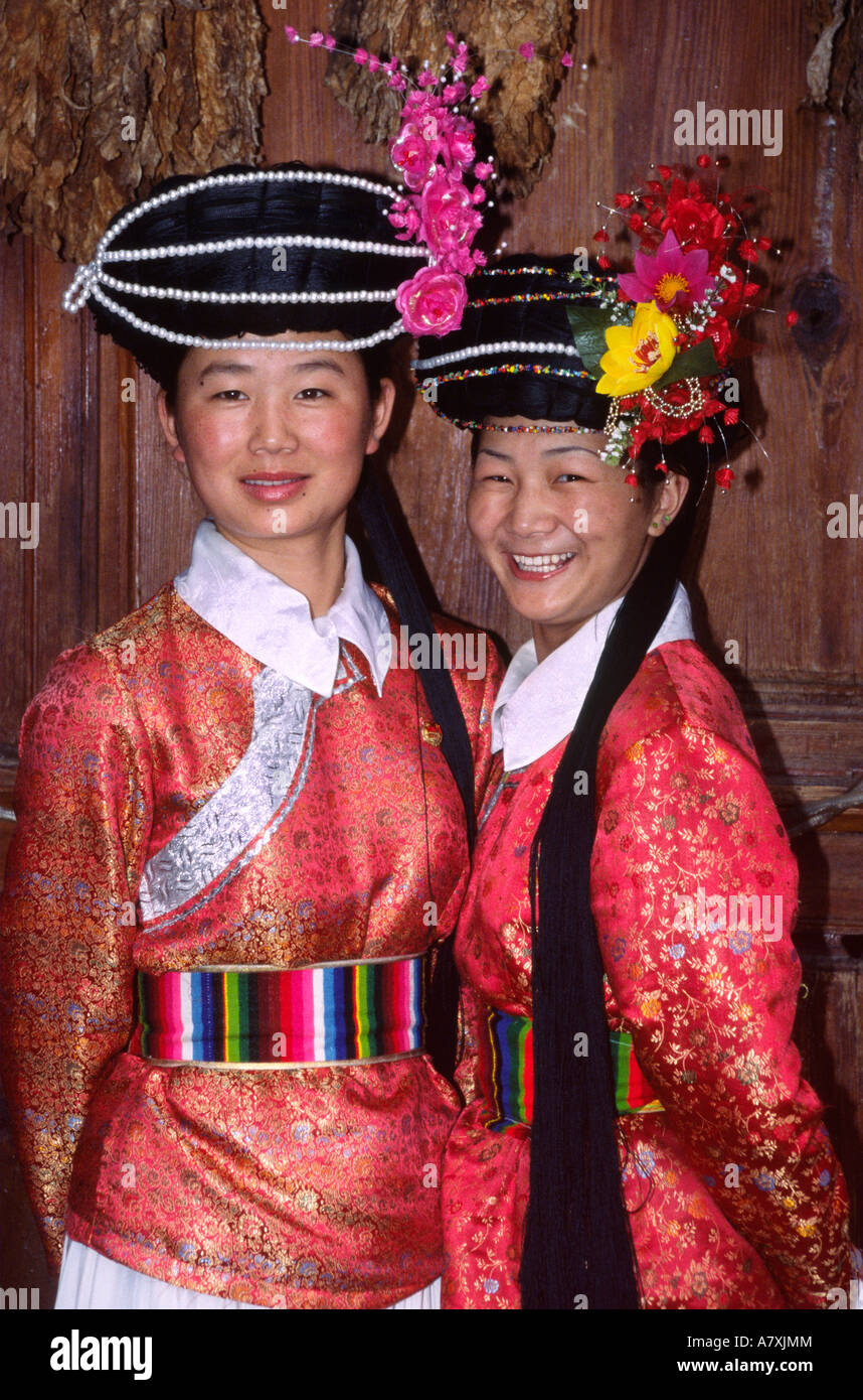 L'Asie, Chine, Yunnan, Lijiang. Deux jeunes femmes de la minorité Mosu en costume  traditionnel Photo Stock - Alamy