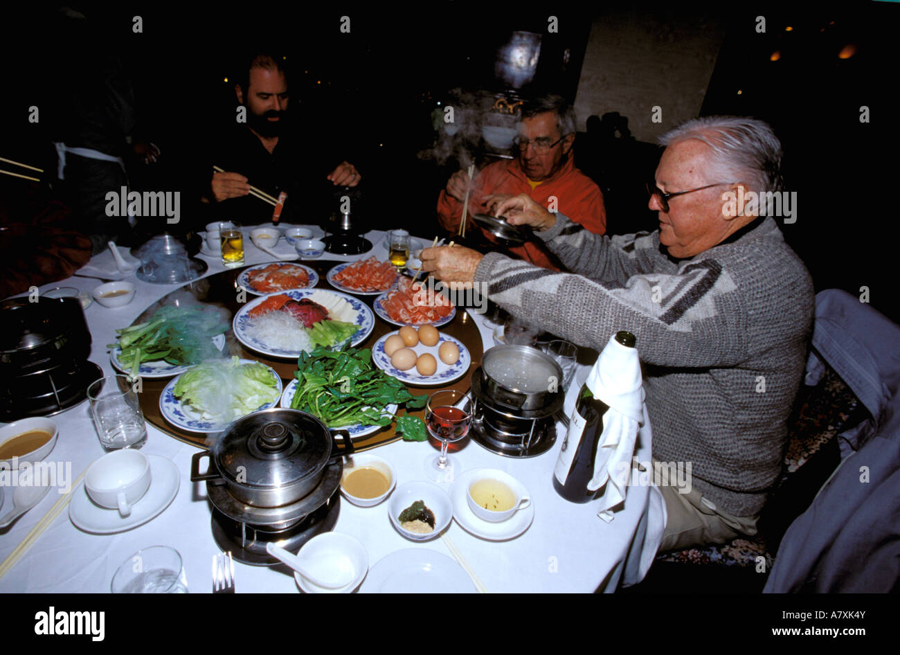 L'Asie, Chine, Xian. Mongolian hot pot dîner, repas traditionnel à la table de cuisson Banque D'Images