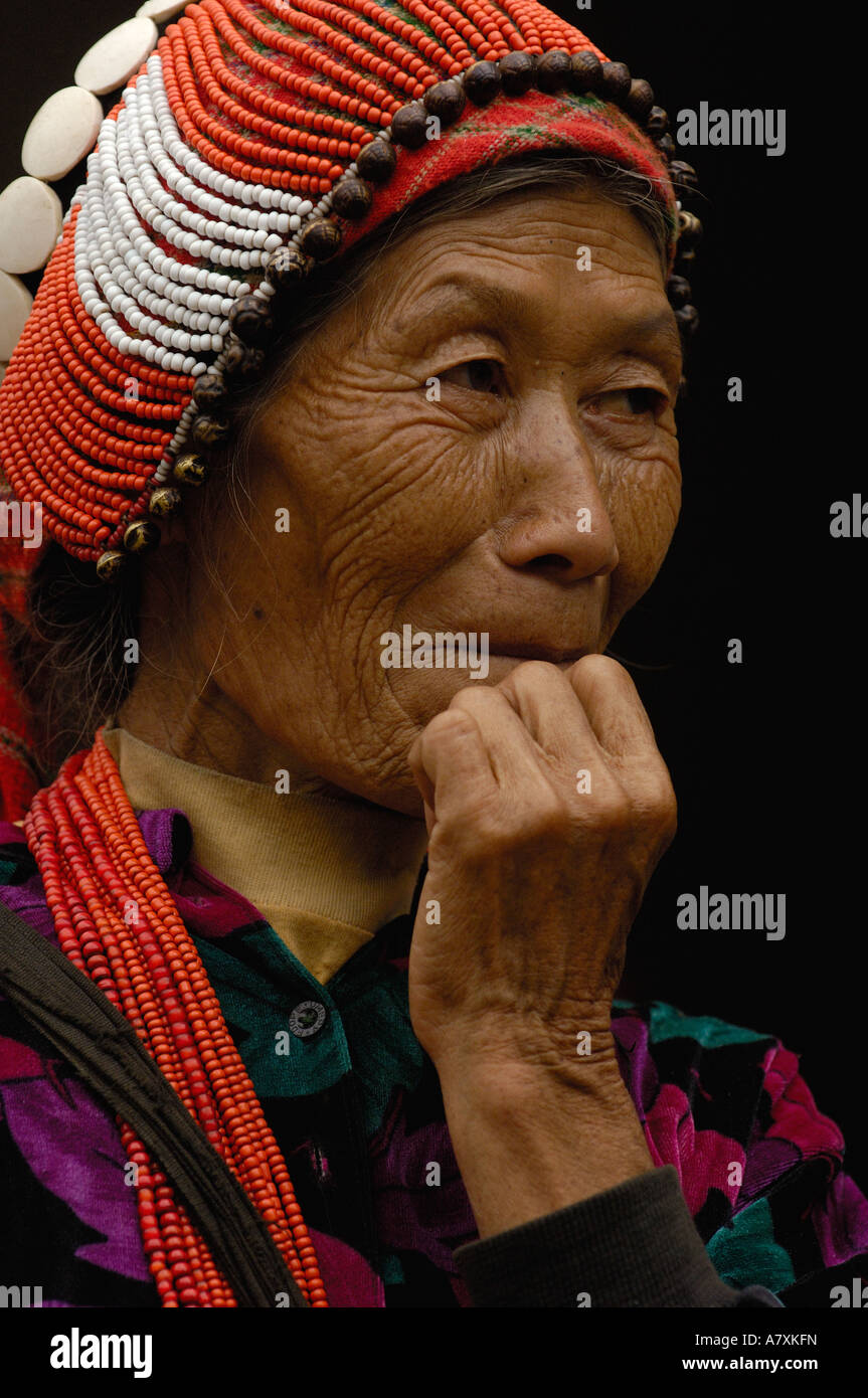 Minorités ethniques Lisu noir femme. Au marché près de Fugong. Nujiang préfecture. La province du Yunnan. Chine Banque D'Images