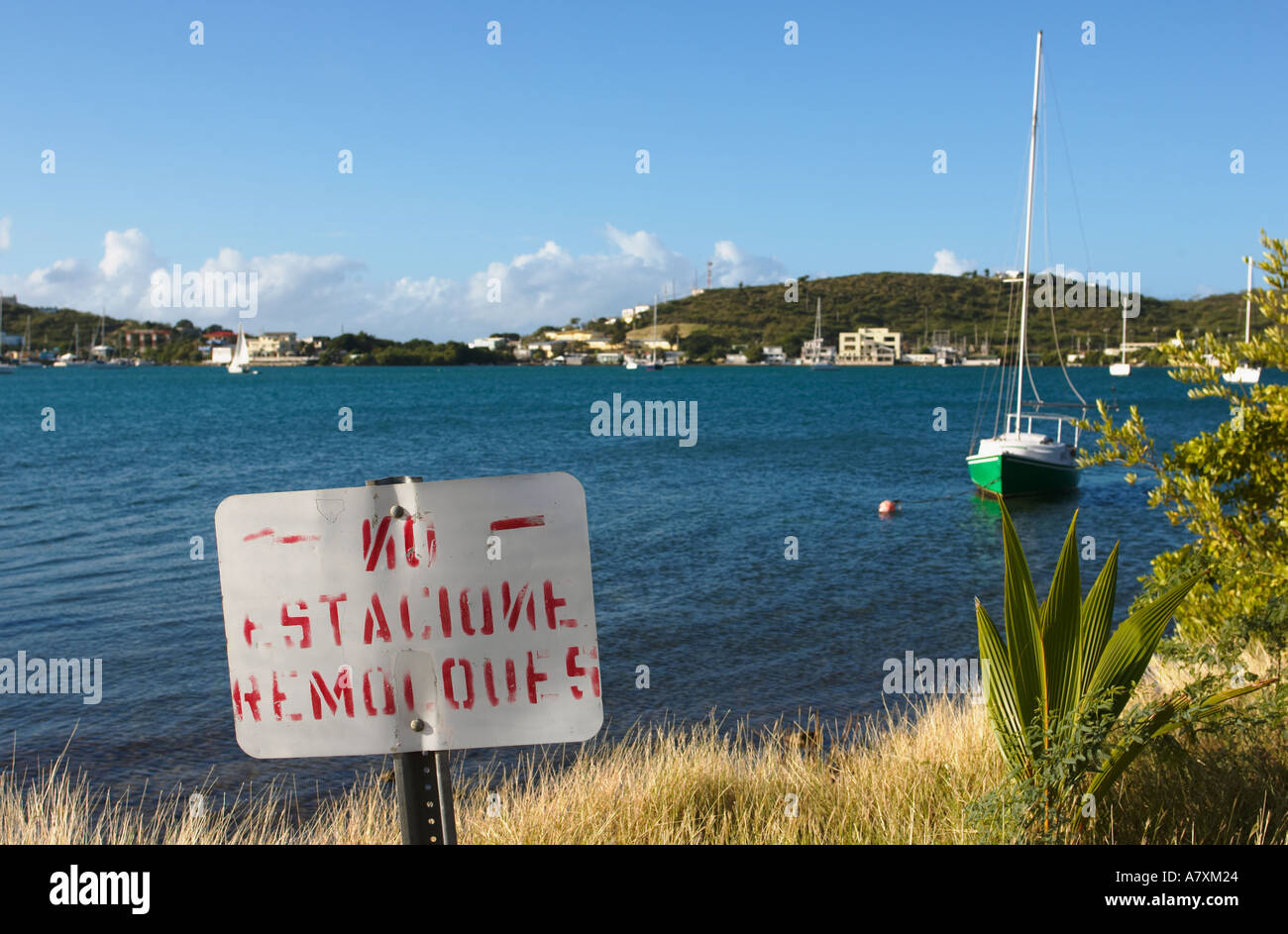 Porto Rico Vieques voilier amarré à Ensenada Honda Bay à proximité de la ville de Dewey no parking sign en espagnol Banque D'Images